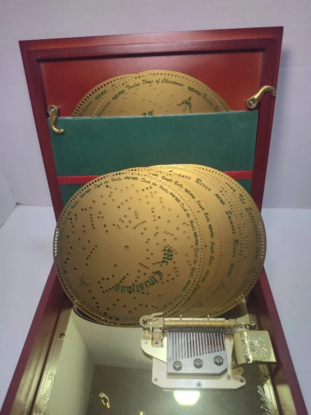 Mr. Christmas Holiday Symphonium 16 Song Mechanical Music Box 2000 Tested w/Box